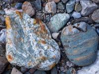 Weißlicher und grauer Stein mit rostfarbenen Einschlüssen